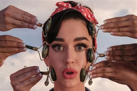 Katy Perry, la recensione di ‘143’ .